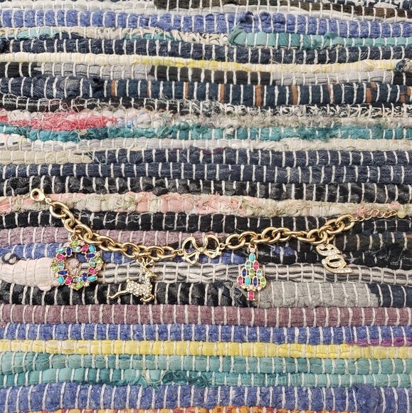 🌼5 for $25🌼 Avon Christmas winter charm bracelet - Picture 1 of 3